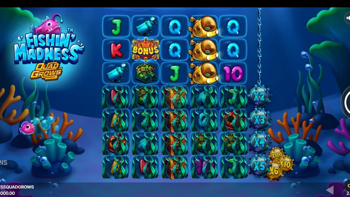 Cena subaquática vibrante do slot Fishin’ Madness Quadgrows com peixes e minas navais.